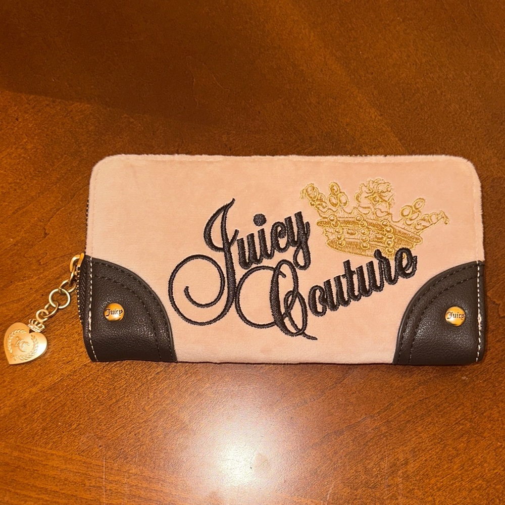 Juicy Couture Beige and Black Wallet with Gold Accents 👑